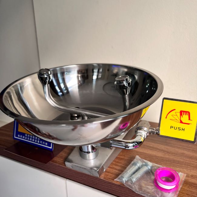 Bồn rửa mắt khẩn cấp gắn tường